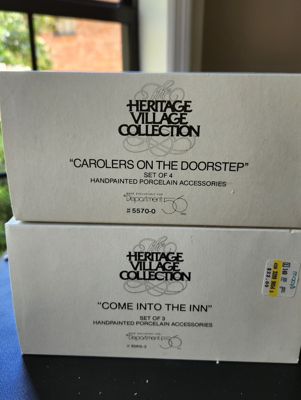 Dept 56 Dickens Village SET 'Come Into the Inn' & 'Carolers on Doorstep'